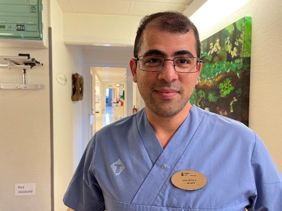 Bild på Jawad Kaftaro som är tandsköterska, inomhus,