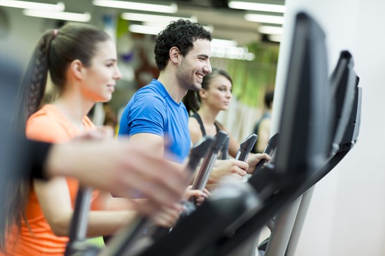 Flera personer tränar på ett gym.