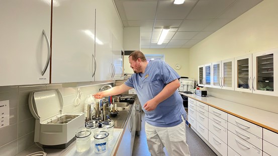 Tandsköterska Anton Berglund i ”trey preppen” - rummet där instrumenten rengörs och desinficeras.