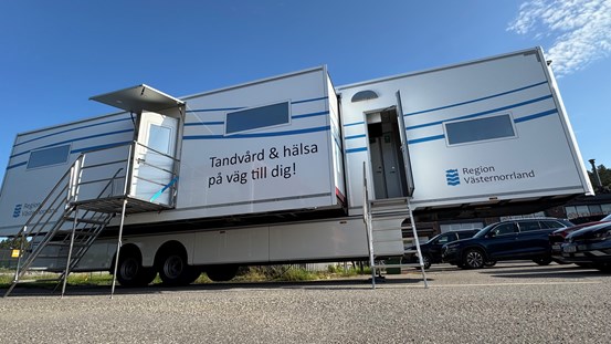 Exteriör på en mobil klinik, det vill säga en trailer  inredd med tandläkarutrustning.