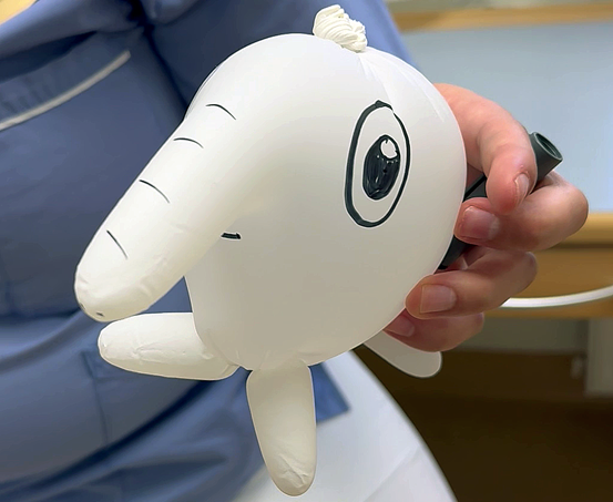 Ett av Jennelies djur, en elefant, som hon gjort av en plasthandske.
