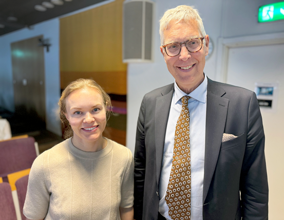 Elin Vigren står tillsammans med sin examinator Christer Dahlin professor vid bland annat Sahlgrenska.