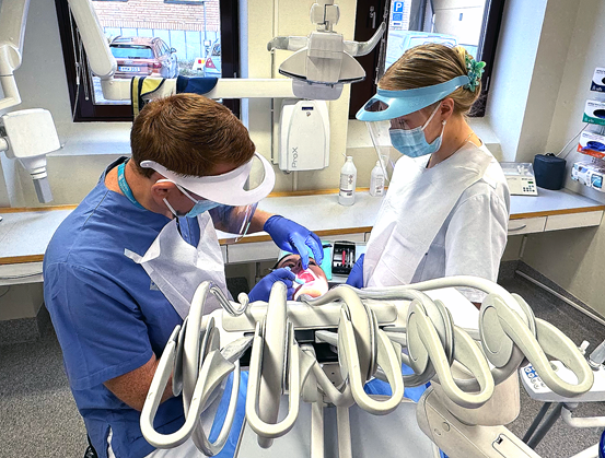 Mats Ellner, verksamhetschef Folktandvården Medelpad handleder tandläkare Magdalena Gjertz.