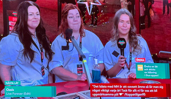 Tre fluortanter inne i Musikhjälpens tv/radio-studio.