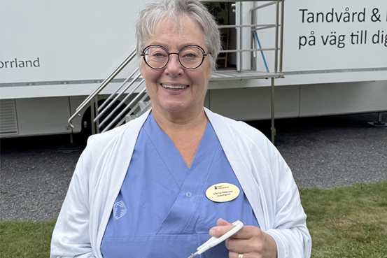 Porträttbild på Lillemor Pettersson, tandhygienist och driftansvarig för mobila kliniken i Ångermanland fick äran att klippa bandet.