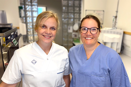 Porträttbild påde två superhandledarna  och tandhygienisterna Anna-Marie Koch och Jenny Almgren på Folktandvårdens klinik i Härnösand.
