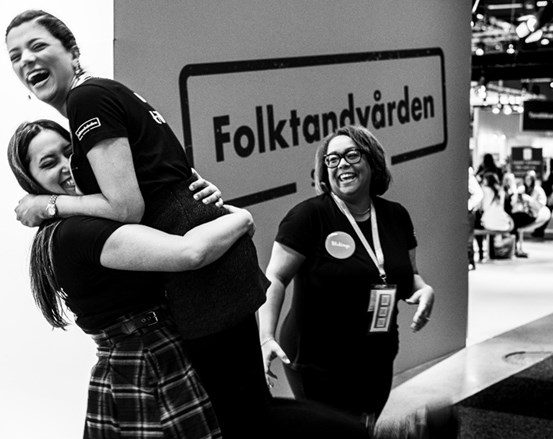 Svartvit bild på Elisabeth och Melinda som kramar varandra i glädjeyra efter att ha vunnit årets bästa forksningsrapport inom endodonti.