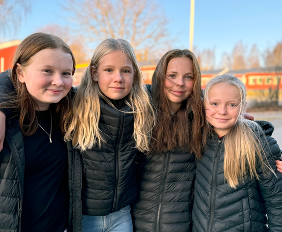 Fyra tjejer i årskurs 5 på Murbergsskolan i Härnösand står tillsammans utomhus.