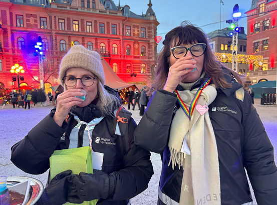 Två medarbetare för ungdomsmottagningen sköljer med fluoridlösning på torget i Sundsvall.