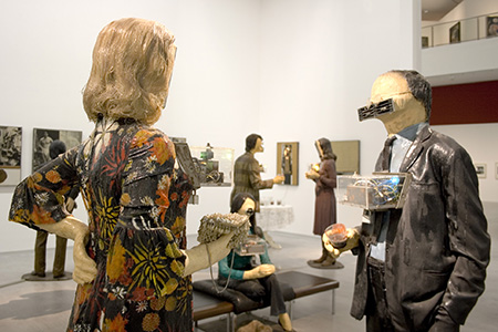 Verk av Edward och Nancy Reddin Kienholtz, The Art Show 1963-77, installation