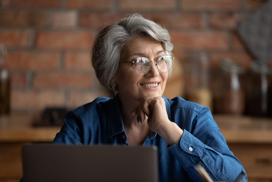 Kvinna sitter vid dator