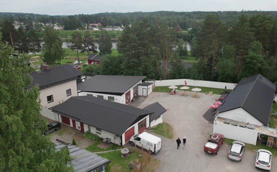 Vita byggnader i lummigt område