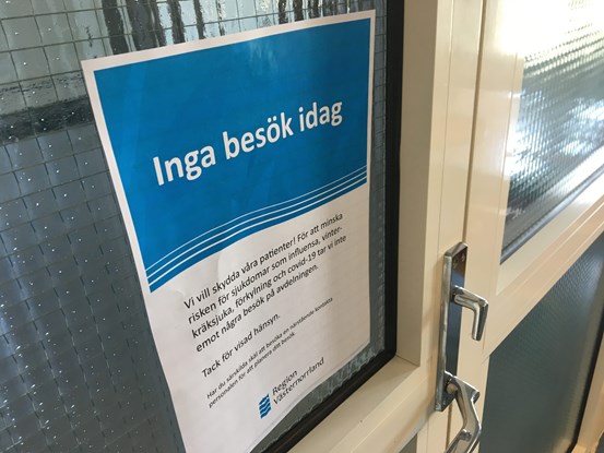 Affisch med text "besöksförbud" på dörr