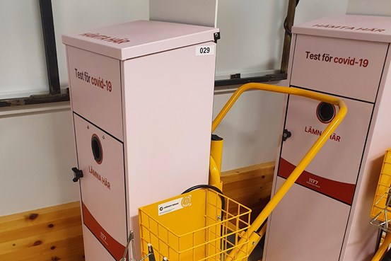 provtagningslådor stående på lager