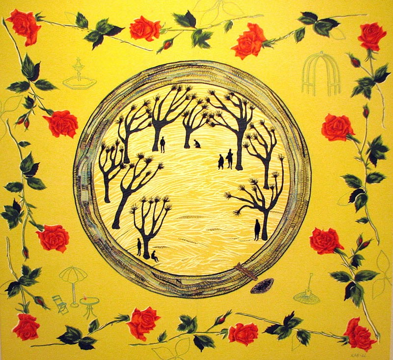 Broderi mot gul grund. Röda rosor bildar en ram kring en centrerad cirkel vari svarta siluetter av träd och människor återges.
