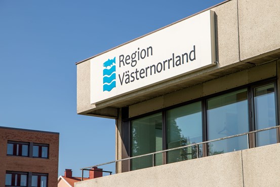 En skylt på en fasad med texten Region Västernorrland samt Region Västernorrlands logotyp