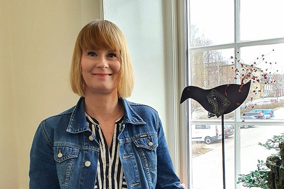 Sofia Helin, enhetschef, framför ett fönster på Örnsköldsviks folkhögskola