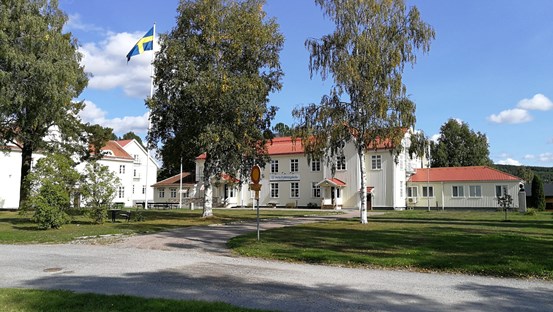 Hola folkhögskola i Prästmon med grönområde framför