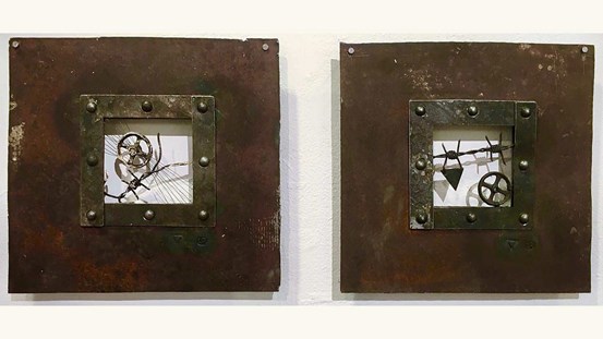 Två kvadratiska collagen med taggtråd och andra metallobjekt, båda inramade av järnplattor.