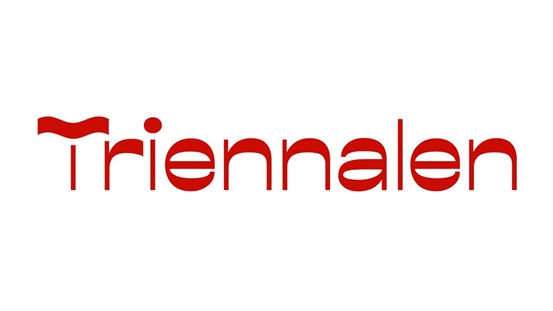 Logotyp, texten "Triennalen" i rött mot vit bakgrund.