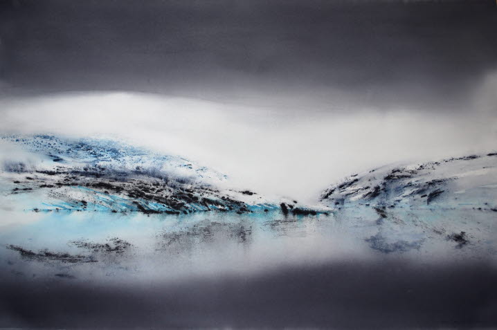Akvarellmålning med två glaciärer i olika blå och svarta toner som speglar sig i en sjö under en blygrå himmel på Island.