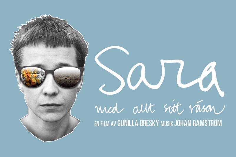 Foto, kortklippt person med solglasögon. Text: Sara med allt sitt väsen. En film av Gunilla Bresky. Musik Johan Ramström.