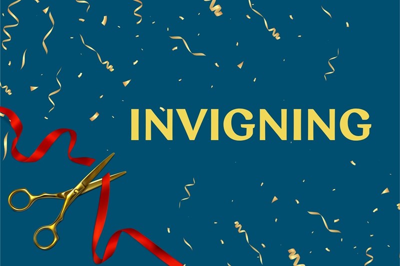Texten Invigning i versaler och gul färg.
