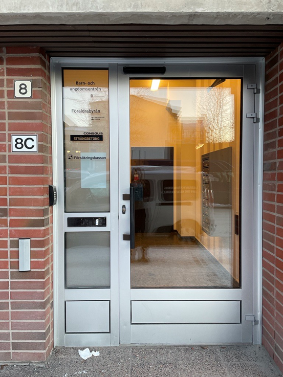 Entrédörr till Barn- och ungdomsentrén i Örnskölsvik